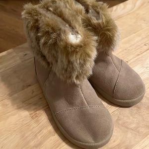 Toms NBW furry lined boots for girls size 9